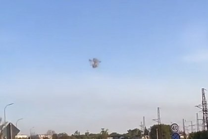 Уничтожение атаковавшего Россию беспилотника из стрелкового оружия и взрыв сняли на видео
