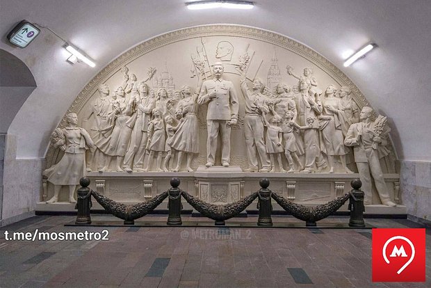 В Минфине призвали переходить на исламский банкинг, в Москве вернули барельеф Сталина