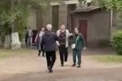 В России охранник больницы не пустил такси к пациенту со сломанной ногой и попал на видео