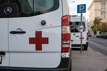 Российские подростки ногами избили пенсионера и выбили ему зуб