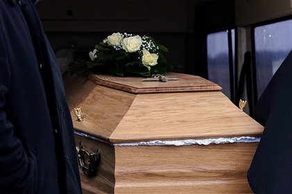 Матери погибшей на заборе возле бара 18-летней россиянки стало плохо на похоронах