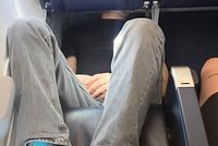 Пассажир самолета заснул во время полета в опасной для жизни позе и был высмеян в сети 