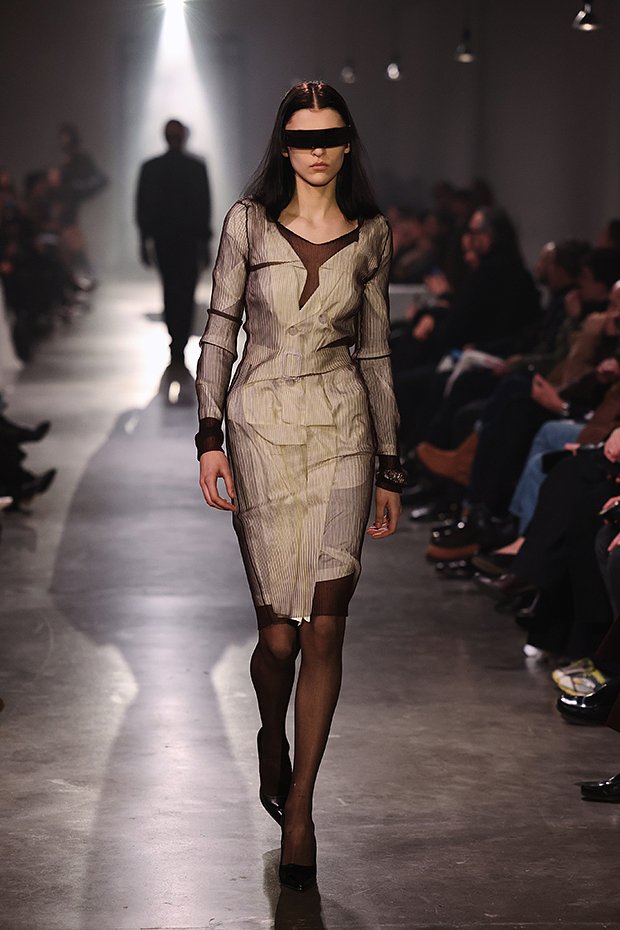 MM6 Maison Margiela - Runway - Milan Fashion Week - Womenswear Fall/Winter 2025/2026
MILAN, ITALY - FEBRUARY 27: A model walks the runway at the MM6 Maison Margiela fashion show during the Milan Fashion Week - Womenswear Fall/Winter 2025/2026 on February 27, 2025 in Milan, Italy. (Photo by Pietro D'Aprano/Getty Images)