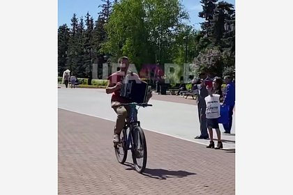 Российский велосипедист сыграл на баяне во время поездки и привлек внимание очевидцев
