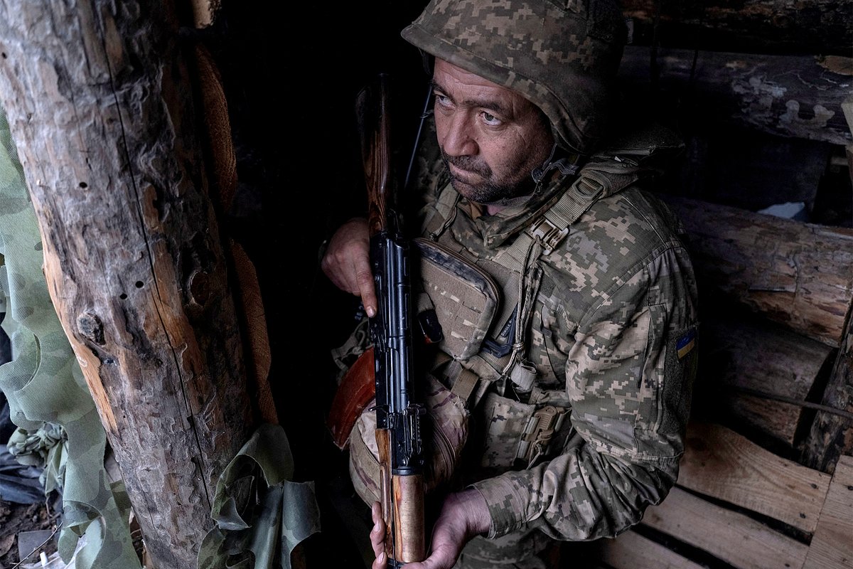 Военнослужащий 93-й отдельной механизированной бригады «Холодный Яр» ВСУ высматривает из укрытия российские беспилотники, Донецкая народная республика, Россия, 24 апреля 2025 года