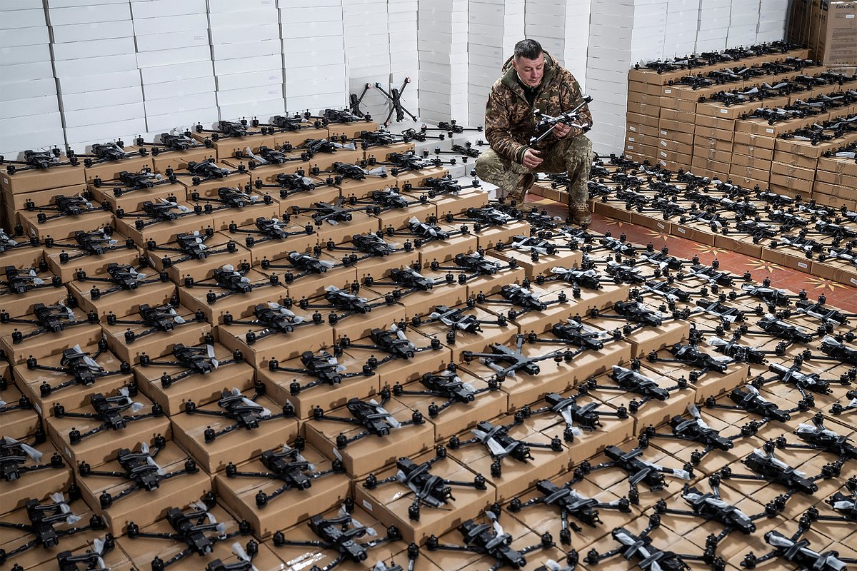 Украинский военнослужащий осматривает FPV-дроны, предоставленные благотворительным фондом, Киев, Украина