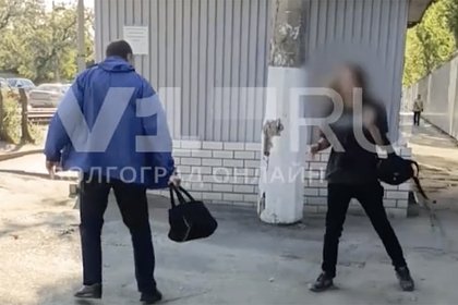Российского подростка с длинными волосами избили на остановке