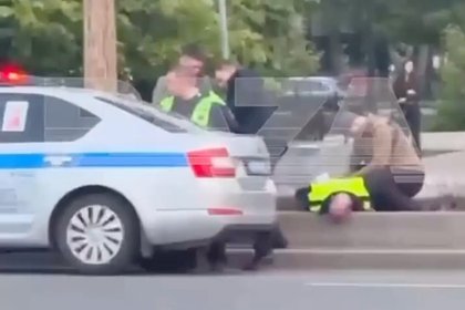 Гаишников уложили лицом в асфальт на улице в центре Москвы и сняли на видео