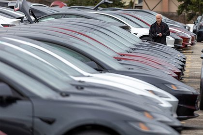 Tesla обвинили в обмане владельцев электрокаров