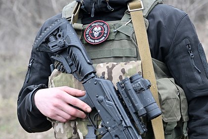 Человека в форме и с вручаемой посмертно медалью «Вагнера» прозвали восставшим из мертвых