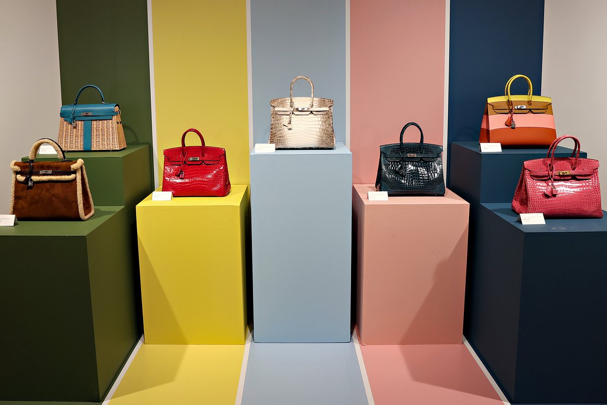 Сумки Hermès Birkin, представленные во время пресс-показа перед Неделей роскоши (Luxury Week) в Christie's