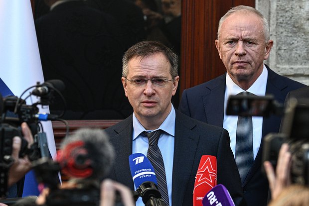 Владимир Мединский (в центре)