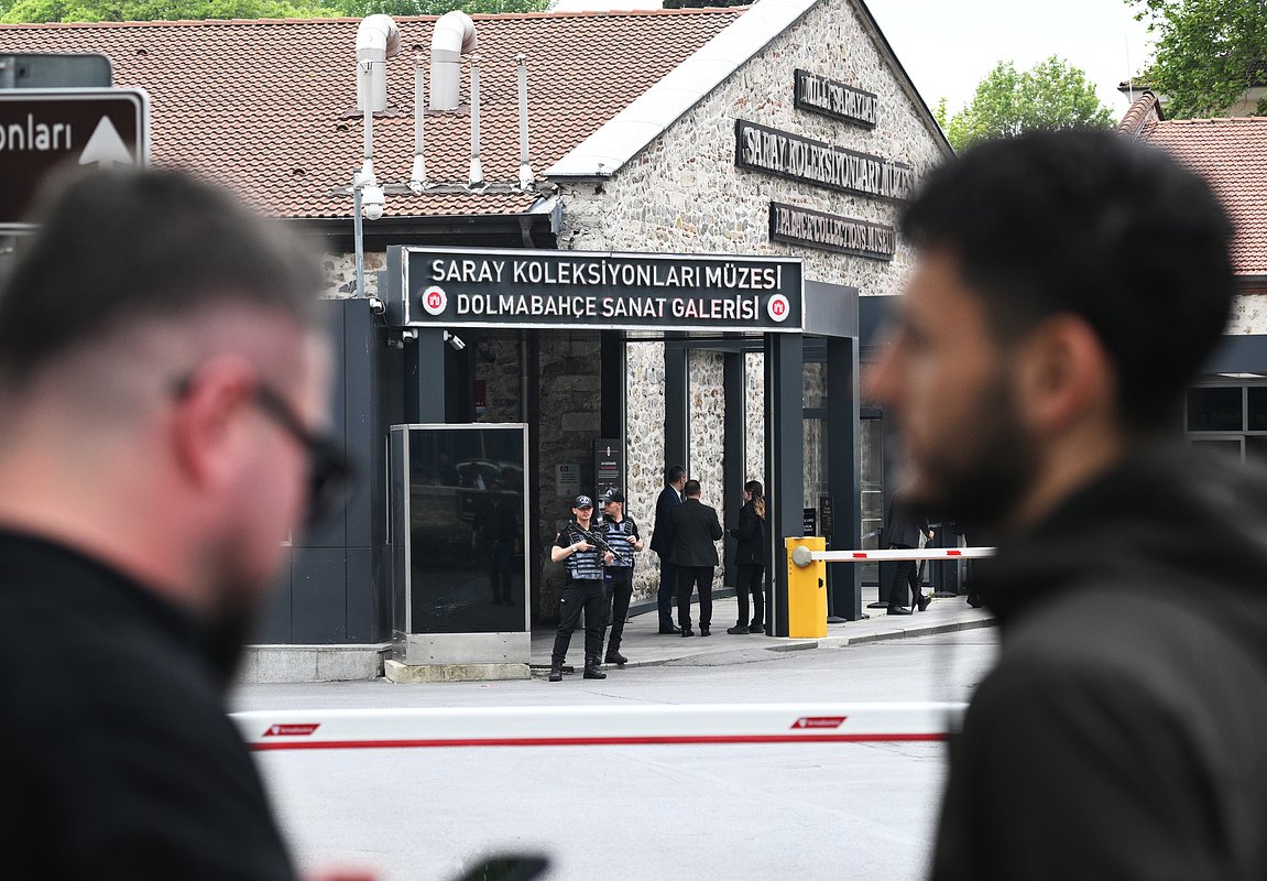 Сотрудники полиции патрулируют территорию у подъезда к дворцу Долмабахче в преддверии переговоров между делегациями России и Украины, Стамбул Турция, 16 мая 2025 года
