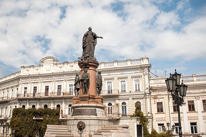 В Одессе постамент памятника императрице Екатерине II раскрасили в цвета флага России