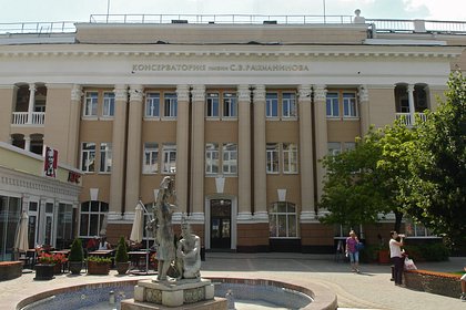 В российском городе отогнали бездомных от консерватории «карательным благоустройством»