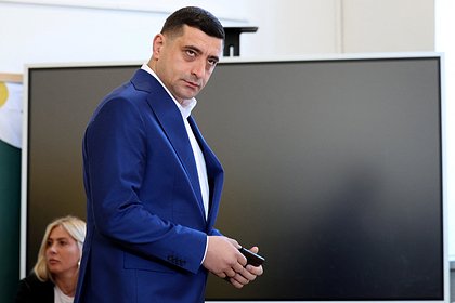 Фаворита президентских выборов в Румынии вывели с избирательного участка