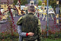 «Хотели пожениться, когда приедет в отпуск» У гражданских жен бойцов СВО почти нет прав. С какими проблемами они сталкиваются?