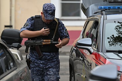 Машины Росгвардии и реанимации съехались к российскому миграционному центру