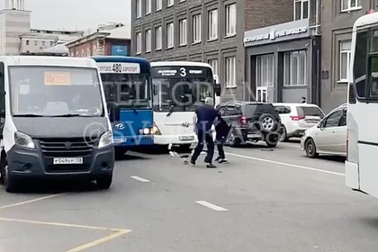 Драку водителей пассажирских автобусов на проезжей части российского города сняли на видео