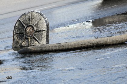 Двор в российском городе затопило фекалиями