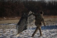 Украинцы распродают иностранцам военные трофеи. У них скупают вещи бойцов СВО и даже фрагменты бомбардировщиков 