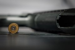 Россиянин выстрелил в голову сопернику в борьбе за женщину