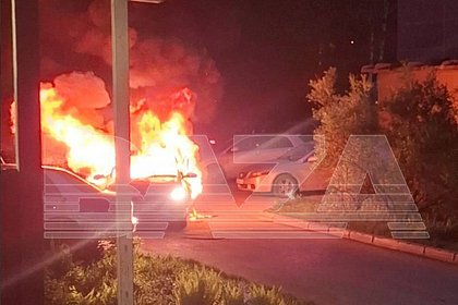 В российском городе легковушка с водителем внутри взорвалась во дворе многоэтажки