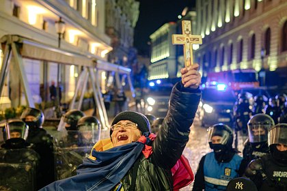 «Режут паспорта, призывают к революции». Румыны недовольны итогами выборов президента, на которых победил проевропейский кандидат