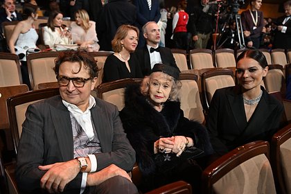 Звезда «Служебного романа» призналась в угрозах утопить своего сына в туалете