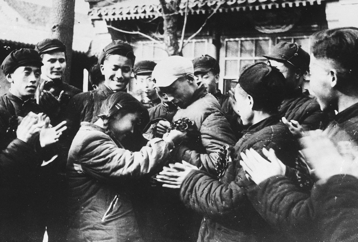 Китайские студенты провожают своих однокурсников, которые отправляются добровольцами на корейскую войну, Пекин, Китай, декабрь 1950 года