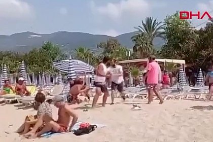 Пожаловавшийся на цену шезлонга в Турции турист был избит на пляже и попал на видео