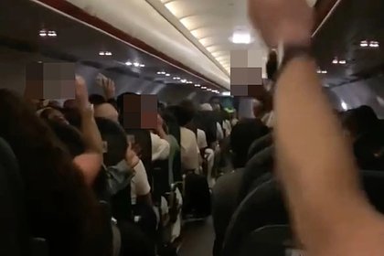 Европейцы устроили пьяную вечеринку на борту самолета и попали на видео