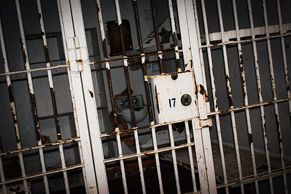 Тюремщица 40 раз занялась сексом с педофилом ради стабильной жизни