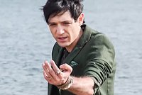Драматичный медиум Александр Шепс из «Битвы экстрасенсов» дерется с забором и устраивает истерики.  За это его превратили в мем