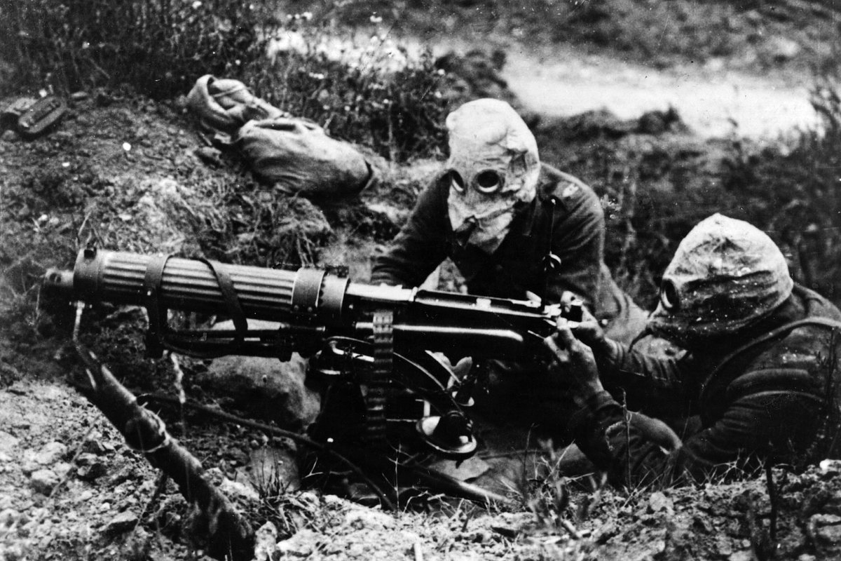Английские пулеметчики в противогазах во время битвы на Сомме, 1916 год