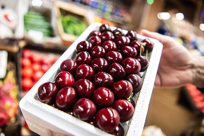 Названы сроки снижения цен на черешню в России