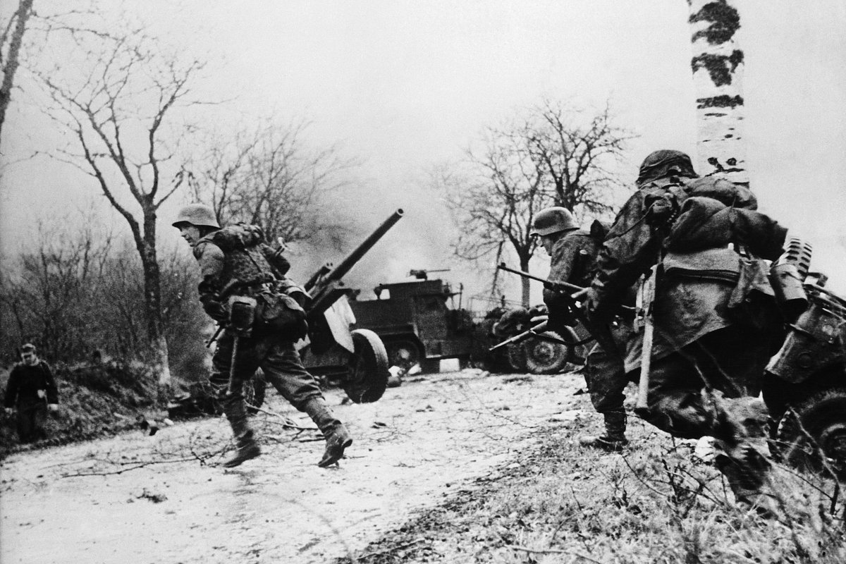 Немецкие солдаты во время наступления в Арденнах, 1944 год