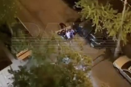 Москвичи установили диван на самокаты и поплатились