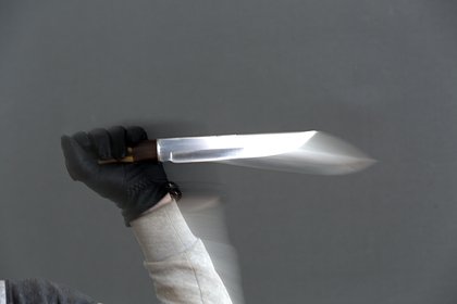 В Москве заметили странного мужчину с ножом