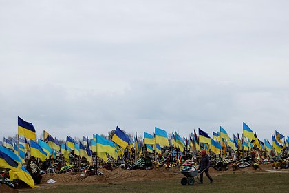 Огромное военное кладбище на Украине попало на видео