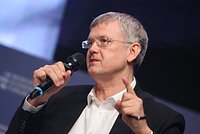 «Нарожал детей, значит, будет что в старости есть. Нет? Сдохнешь». Российский ведущий предложил отменить пенсии 