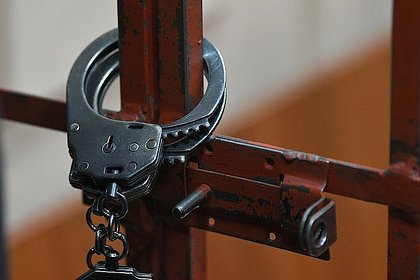 Бывших полицейских осудили за избиение россиянина и выбивание из него взятки
