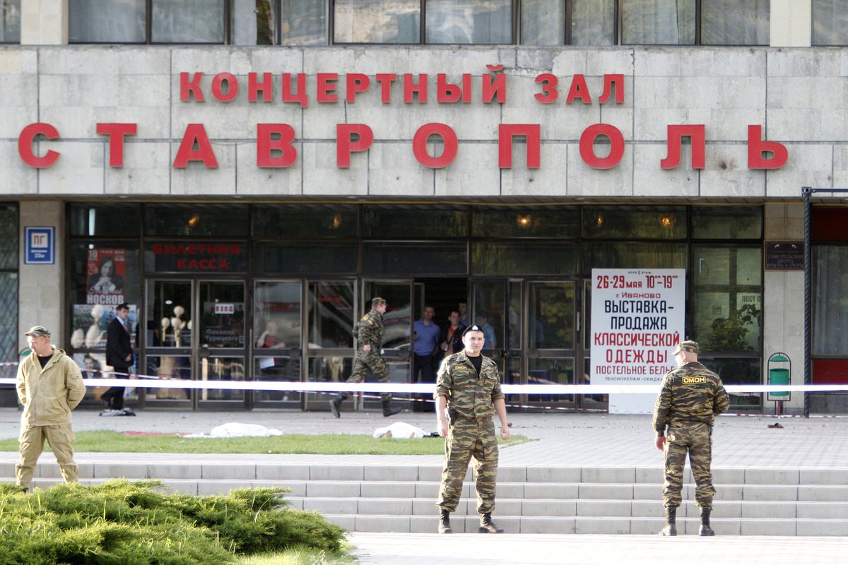 Сотрудники правоохранительных органов на месте теракта в Ставрополе