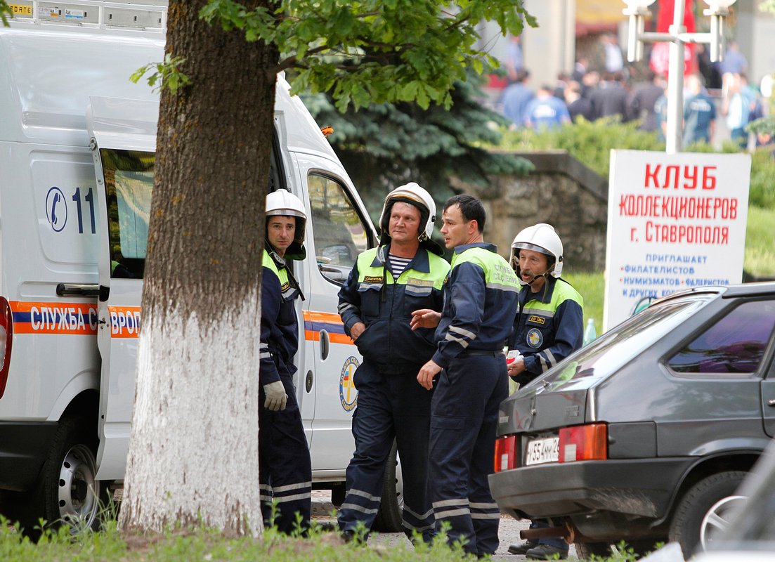 Спасатели на месте теракта в Ставрополе