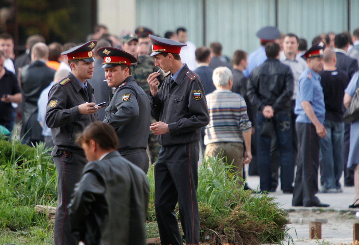 Сотрудники правоохранительных органов на месте теракта в Ставрополе