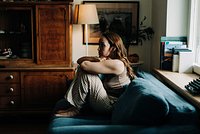 «Ты будешь меня слушать» Россиянок лишают права тратить собственные деньги. Как устроена их жизнь?