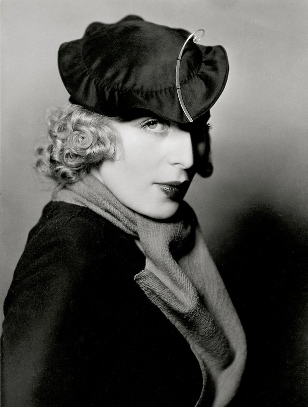 Tamara de Lempicka, french-polish painter with a hat designed by Rose Descat, Paris. Photography 1932