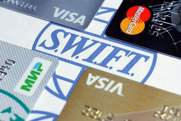 ЕС готовит новые санкции: отключение 20+ банков от SWIFT и снижение потолка цен на нефть