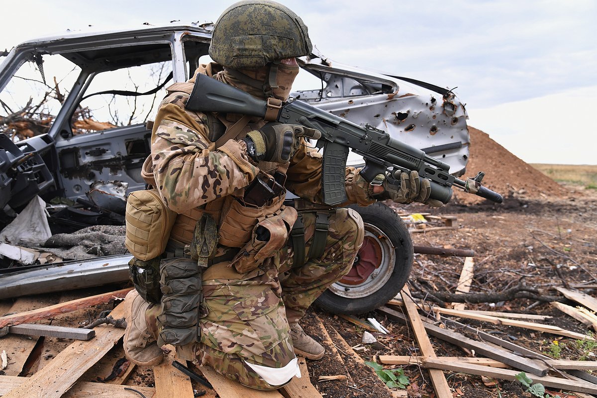 Боец ЧВК «Вагнер» во время наступления на окраине Бахмута, март 2023 года