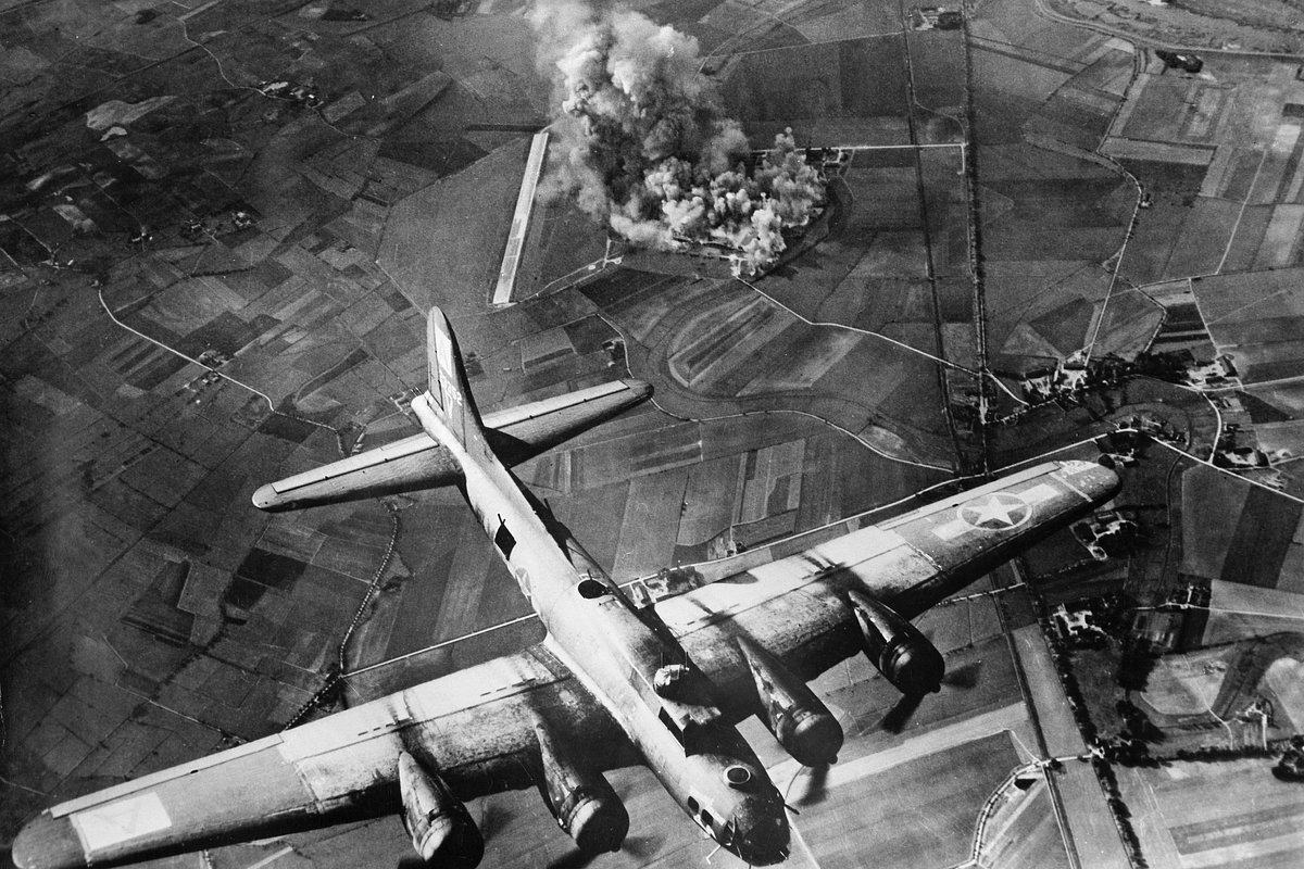 Американские бомбардировщики B-17 наносят авиаудар по сборочным цехам германского авиационного завода Focke-Wulf